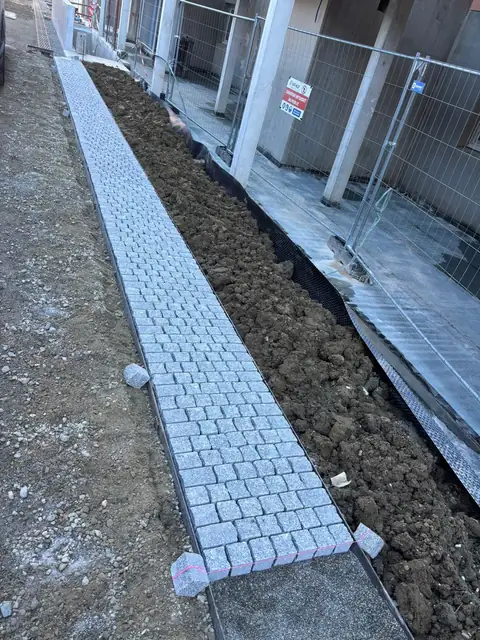 Bordure en pavés de granit le long d'une allée