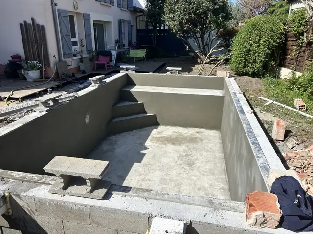 Construction d'une piscine en béton avec escalier intégré