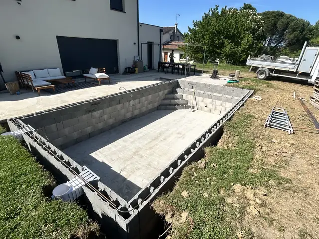 Maçonnerie d'une piscine en parpaings près de Toulouse