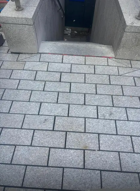 Dallage en granit devant l'entrée d'une maison