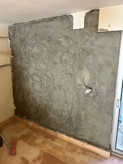 Application d'un enduit frais sur un mur intérieur
