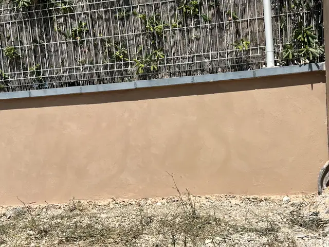 Muret extérieur enduit et terminé
