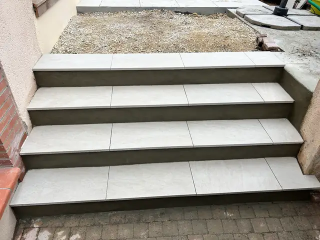 Escalier extérieur maçonné et carrelé par ARMANDO