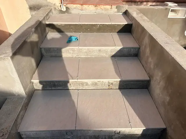 Pose de carrelage sur un escalier extérieur