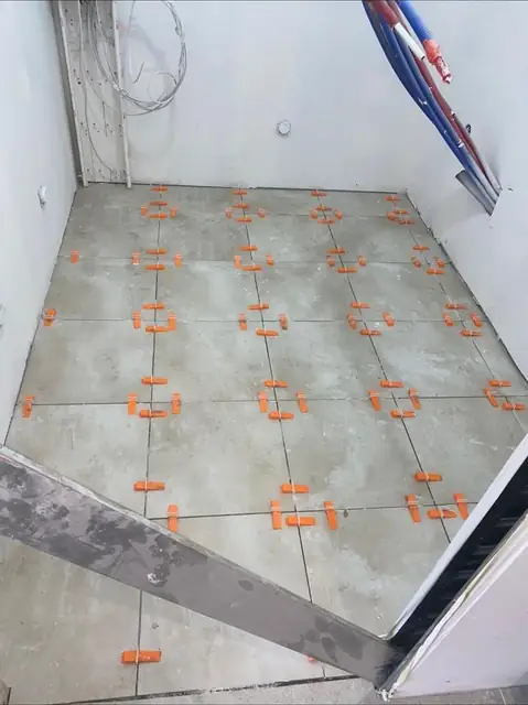 Pose de carrelage au sol avec système de nivellement